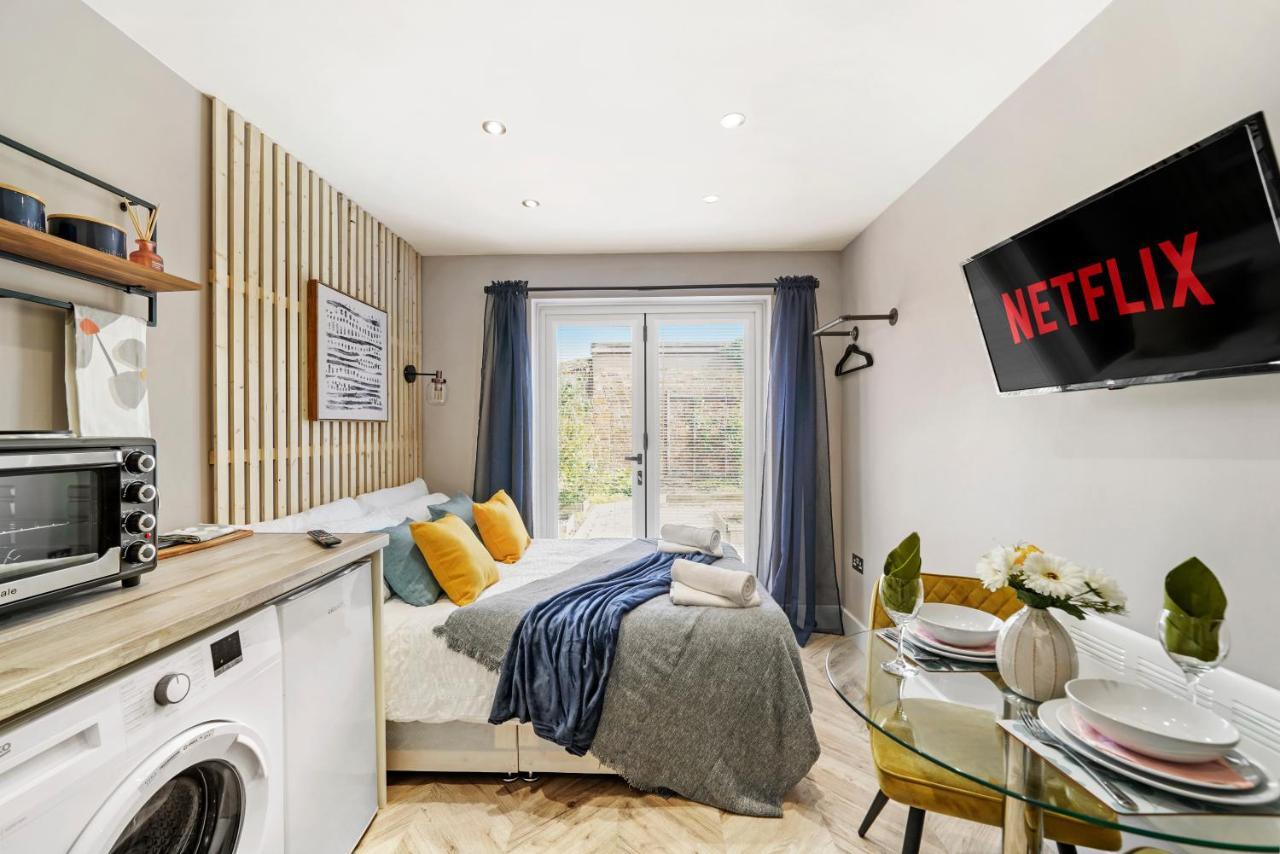 Cosy Heathrow Studios - Parking - Garden London Exterior photo