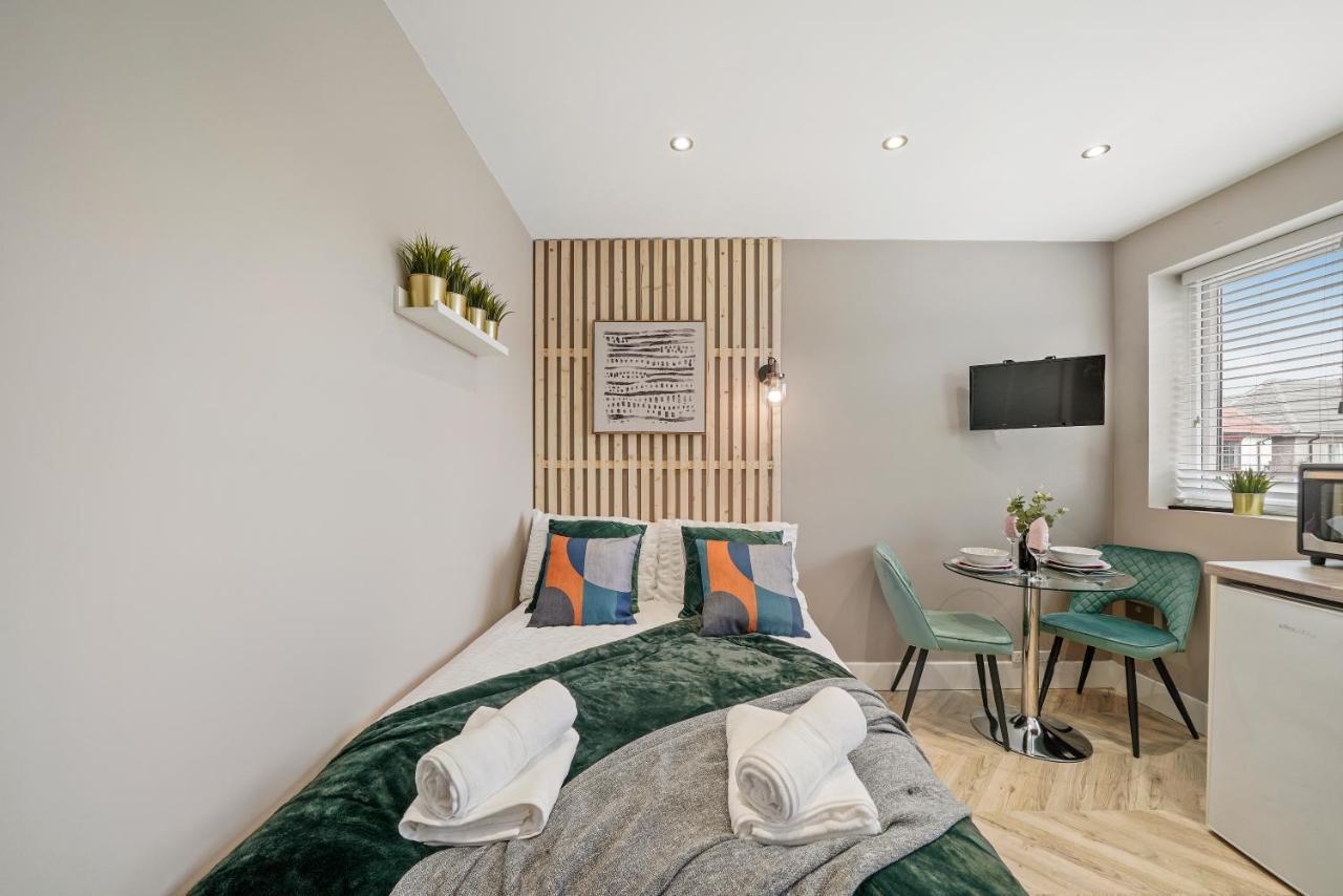 Cosy Heathrow Studios - Parking - Garden London Exterior photo