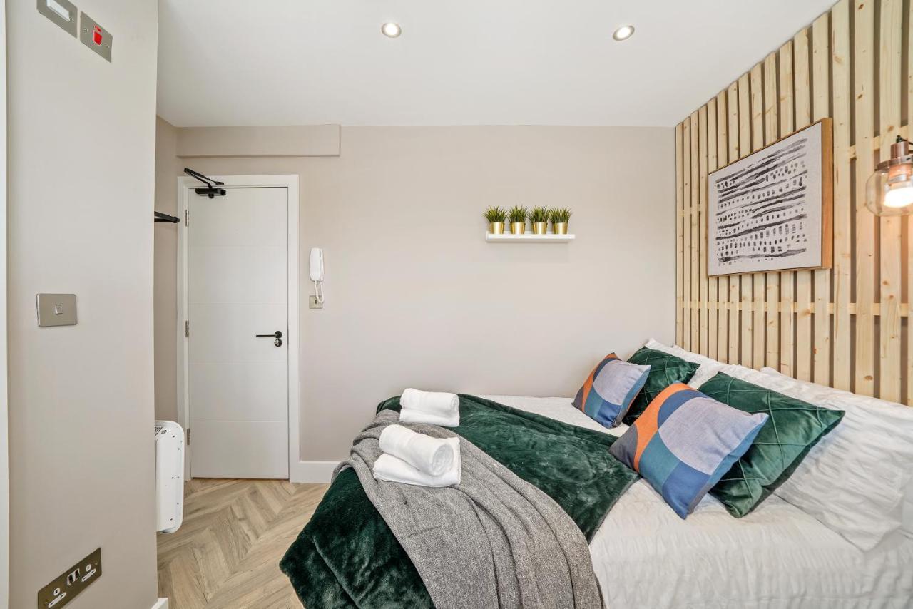Cosy Heathrow Studios - Parking - Garden London Exterior photo