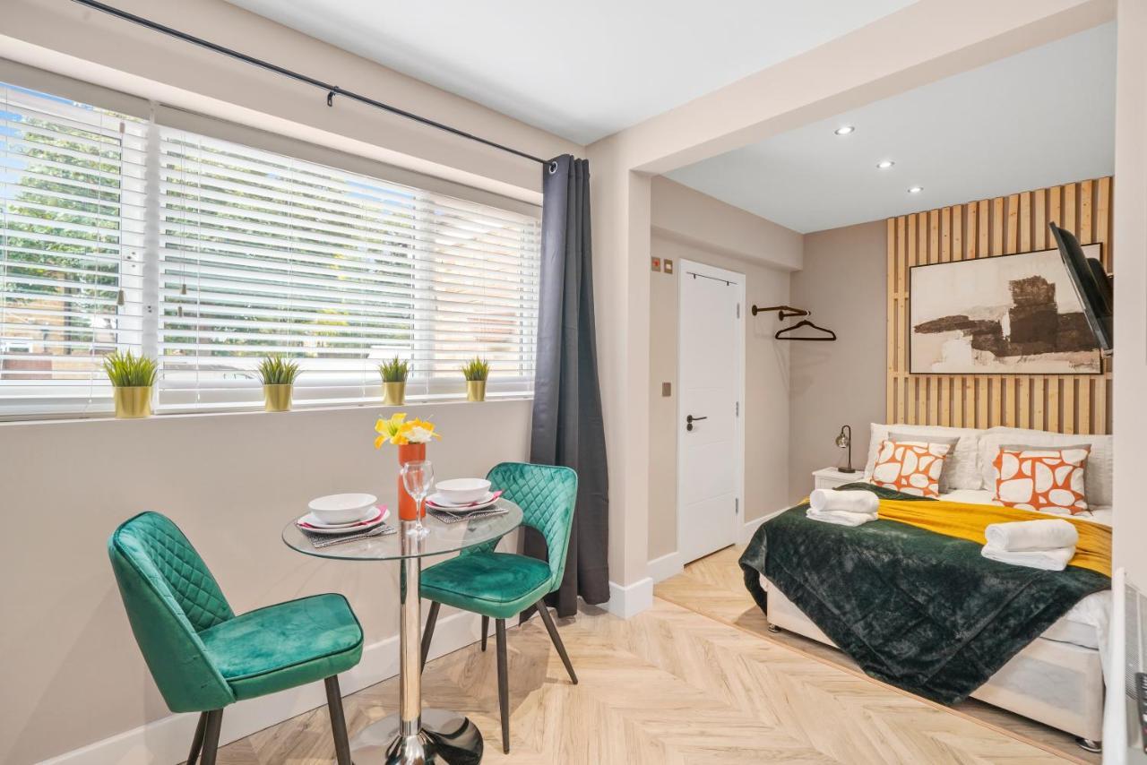 Cosy Heathrow Studios - Parking - Garden London Exterior photo