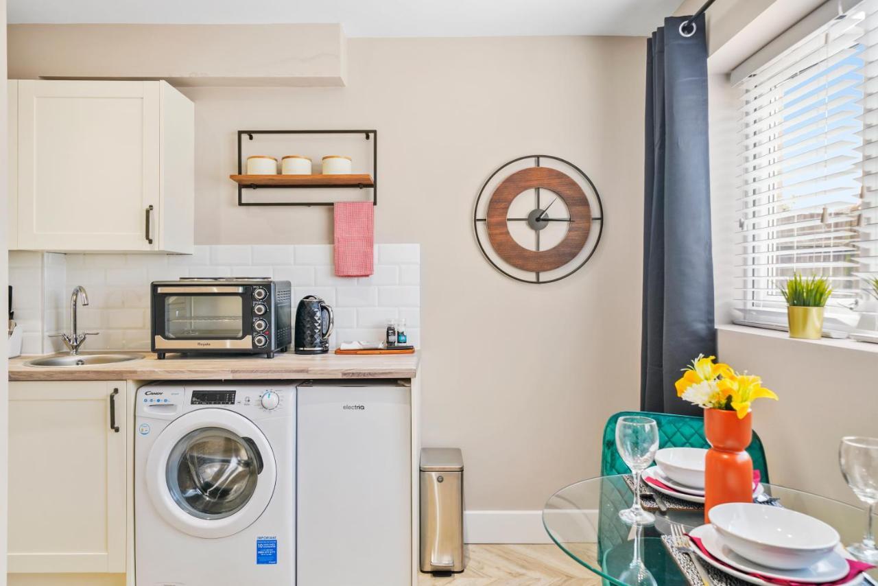 Cosy Heathrow Studios - Parking - Garden London Exterior photo