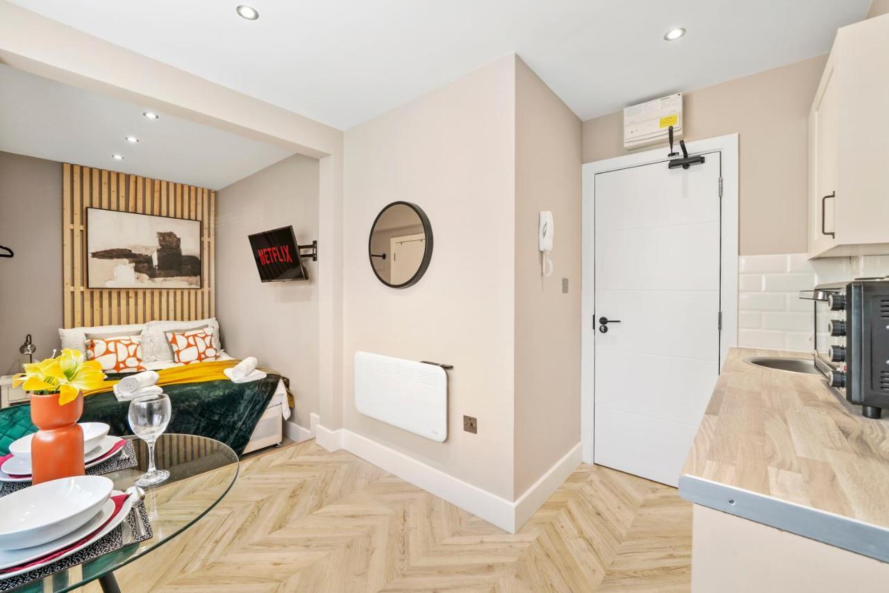 Cosy Heathrow Studios - Parking - Garden London Exterior photo