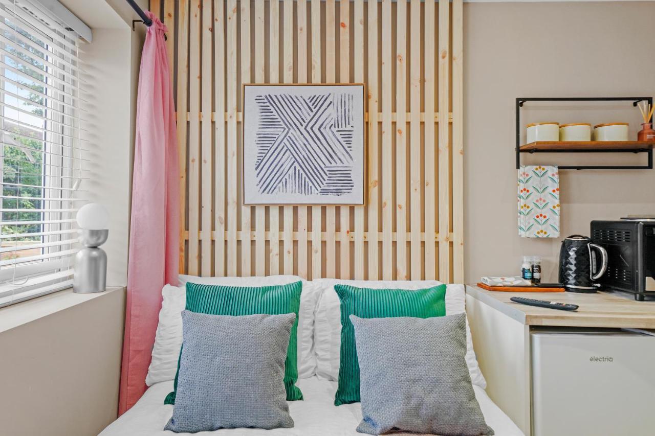 Cosy Heathrow Studios - Parking - Garden London Exterior photo