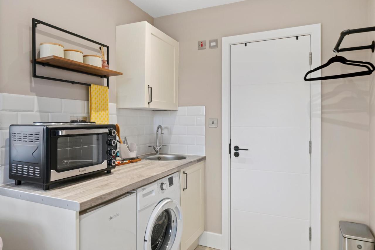 Cosy Heathrow Studios - Parking - Garden London Exterior photo