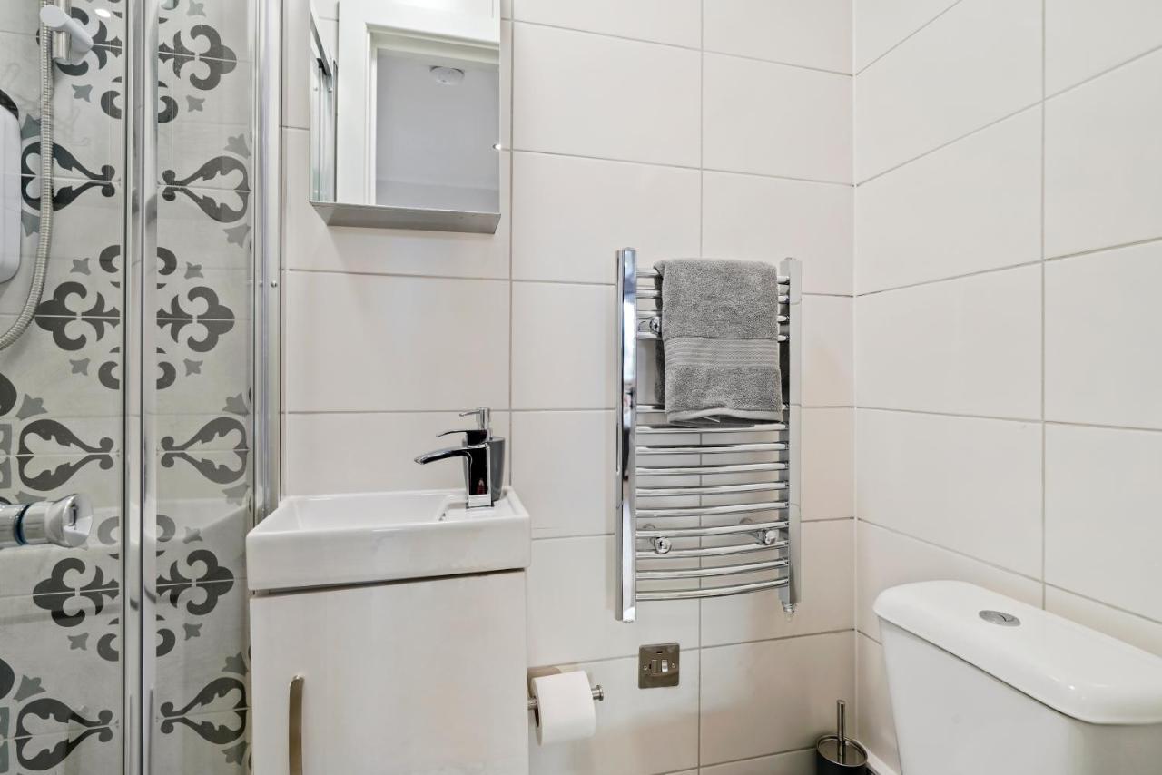 Cosy Heathrow Studios - Parking - Garden London Exterior photo