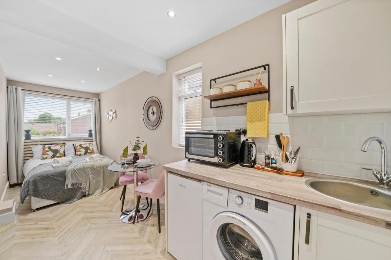Cosy Heathrow Studios - Parking - Garden London Exterior photo