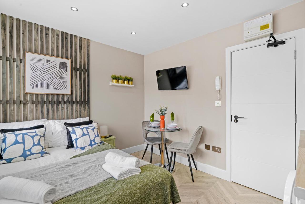 Cosy Heathrow Studios - Parking - Garden London Exterior photo