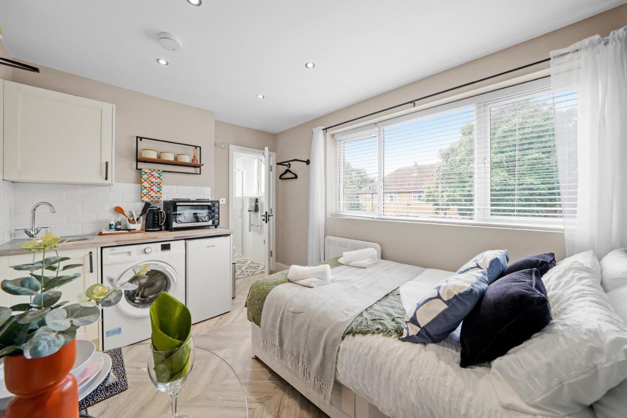 Cosy Heathrow Studios - Parking - Garden London Exterior photo