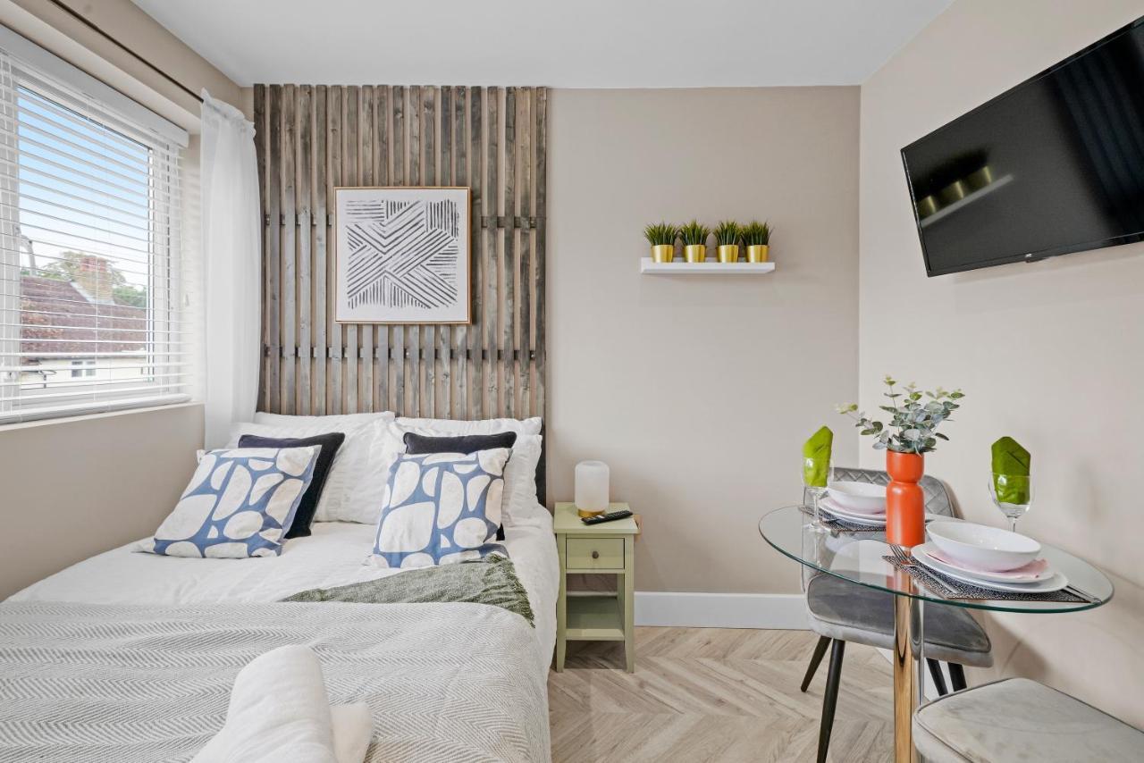 Cosy Heathrow Studios - Parking - Garden London Exterior photo